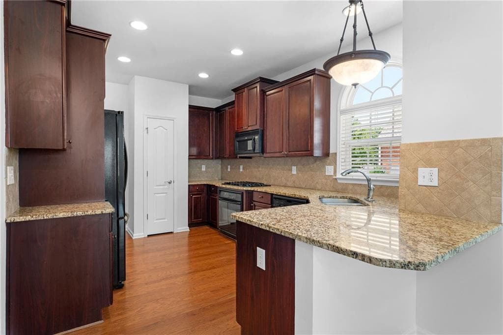 3 bedroom, 3 bathroom, 1,944 sq ft townhouse under contract at 431 Brookes Walk, Woodstock, GA 30188 — photo 9