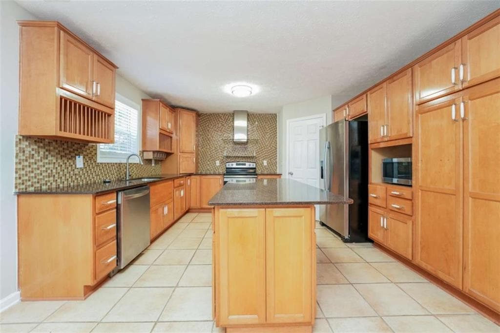 6 bedroom, 3 bathroom, 3,460 sq ft single family residence under contract at 13068 Rangeley Hills Drive, Hampton, GA 30228 — photo 7