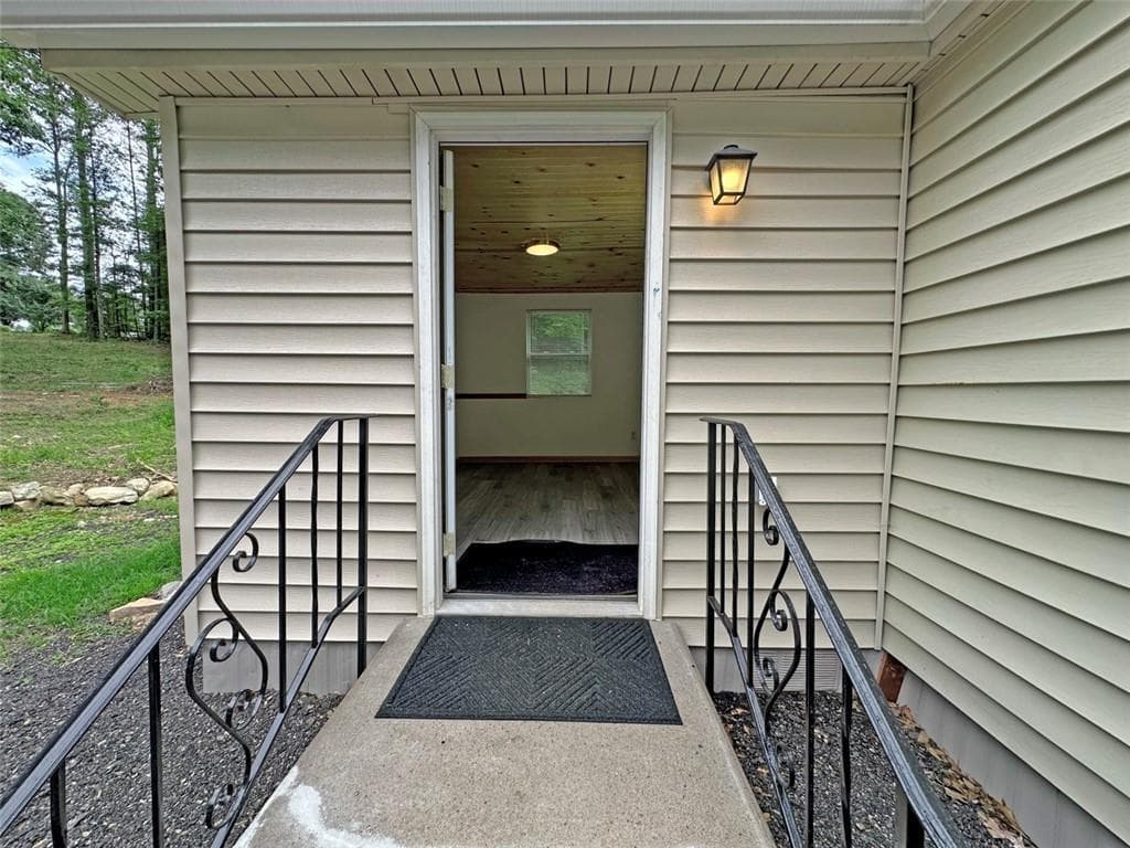 3 bedroom, 2 bathroom, 1,169 sq ft single family residence for sale at 283 Brown Bridge Road, Auburn, GA 30011 — photo 4
