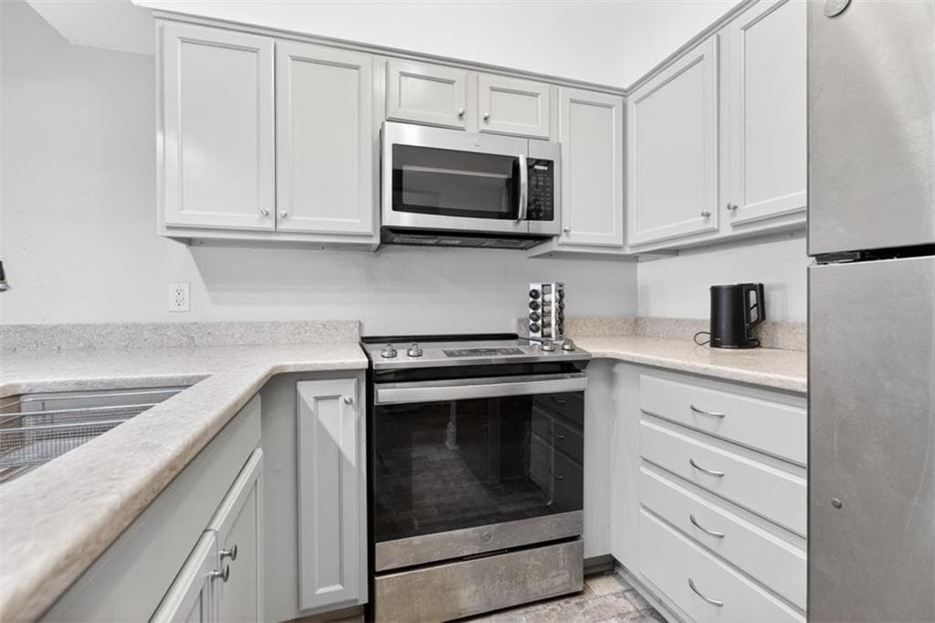2 bedroom, 3 bathroom, 1,221 sq ft condominium for sale at 2855 Peachtree Road 109, Atlanta, GA 30305 — photo 2