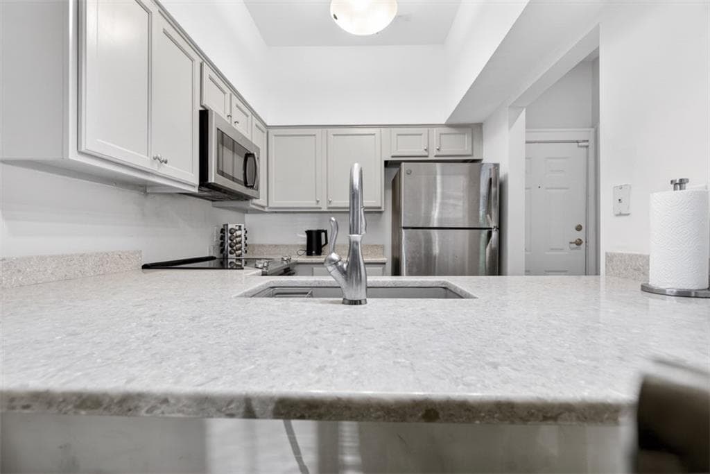 2 bedroom, 3 bathroom, 1,221 sq ft condominium for sale at 2855 Peachtree Road 109, Atlanta, GA 30305 — photo 3