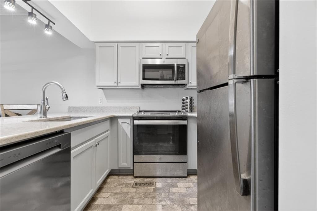 2 bedroom, 3 bathroom, 1,221 sq ft condominium for sale at 2855 Peachtree Road 109, Atlanta, GA 30305 — photo 4