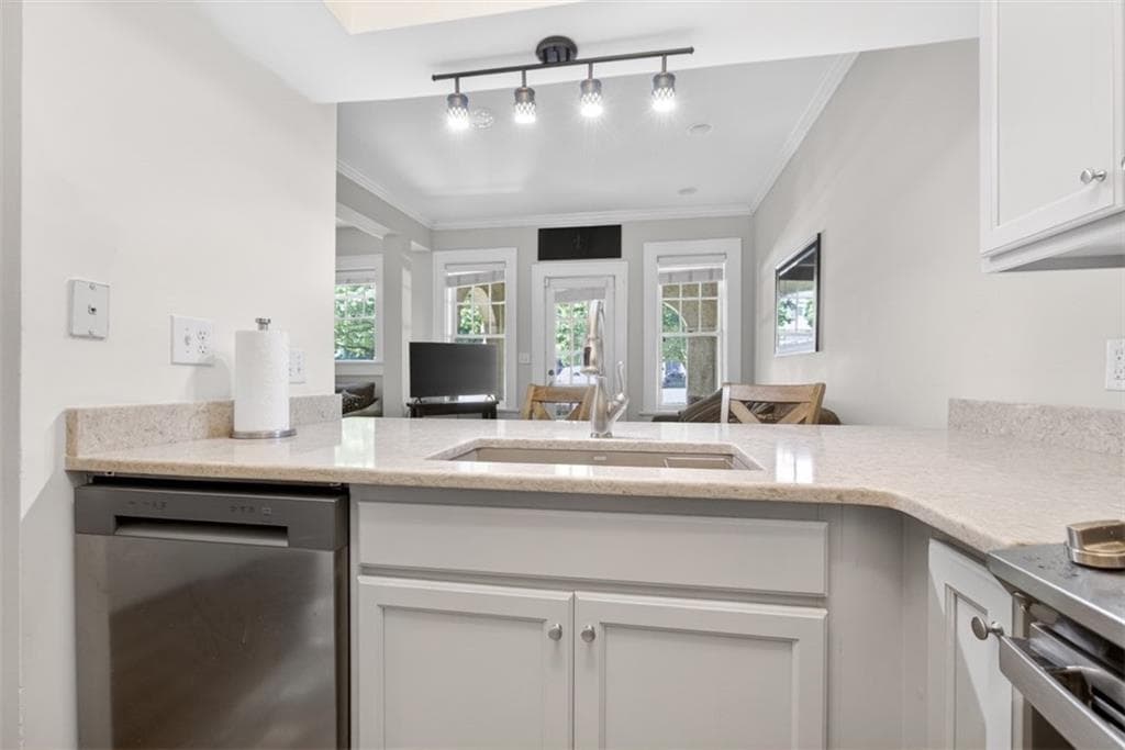 2 bedroom, 3 bathroom, 1,221 sq ft condominium for sale at 2855 Peachtree Road 109, Atlanta, GA 30305 — photo 5