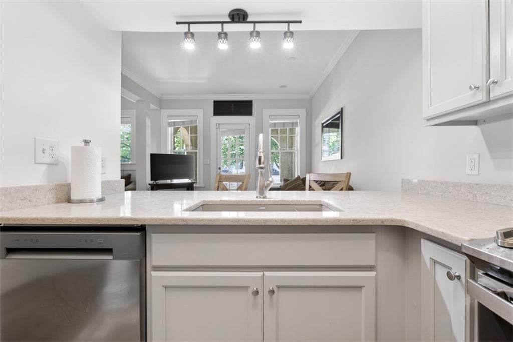 2 bedroom, 3 bathroom, 1,221 sq ft condominium for sale at 2855 Peachtree Road 109, Atlanta, GA 30305 — photo 6