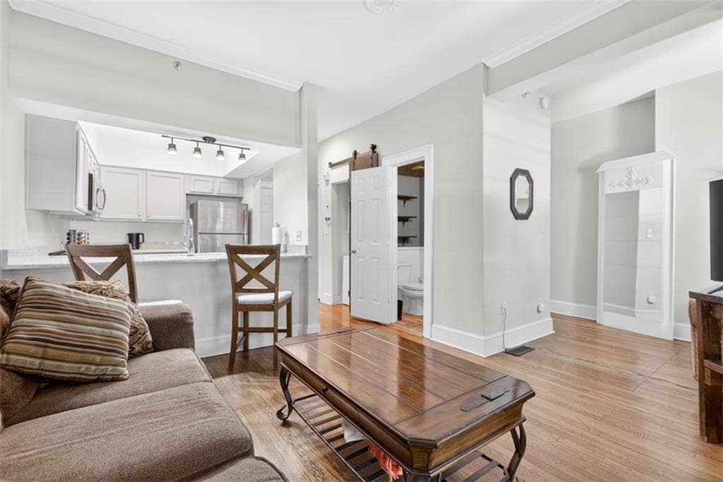 2 bedroom, 3 bathroom, 1,221 sq ft condominium for sale at 2855 Peachtree Road 109, Atlanta, GA 30305 — photo 7