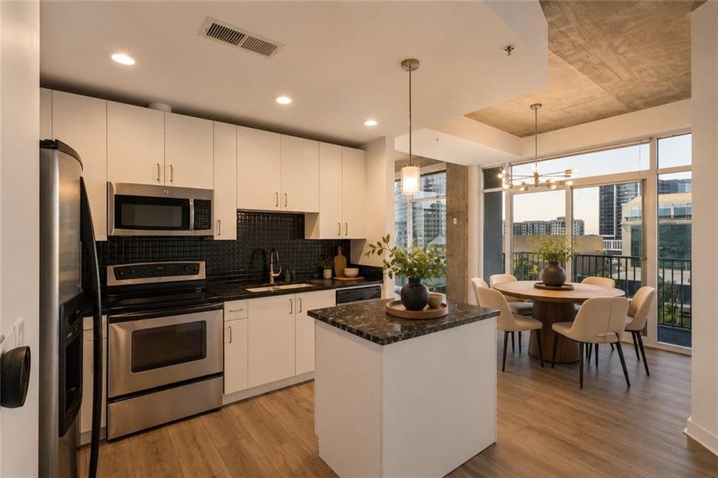 2 bedroom, 2 bathroom, 1,060 sq ft condominium for sale at 250 Pharr Road 808, Atlanta, GA 30305 — photo 9