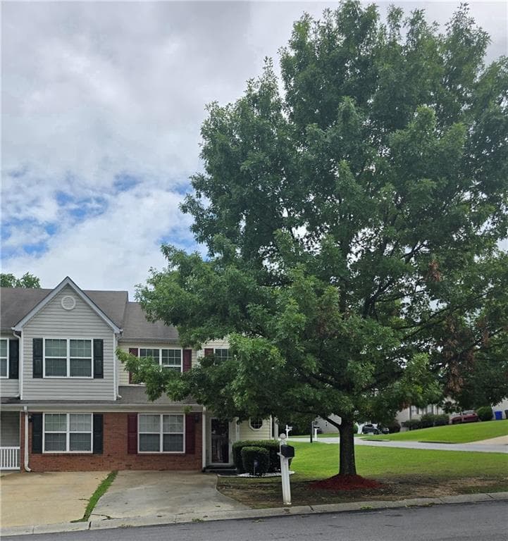 4 bedroom, 3 bathroom, 1,693 sq ft townhouse for sale at 6109 Hickory Lane Drive, Union City, GA 30291