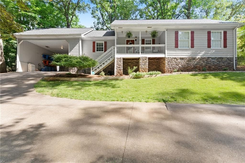 3 bedroom, 2 bathroom, 2,058 sq ft single family residence for sale at 4002 Sundown Drive, Gainesville, GA 30506 — photo 2