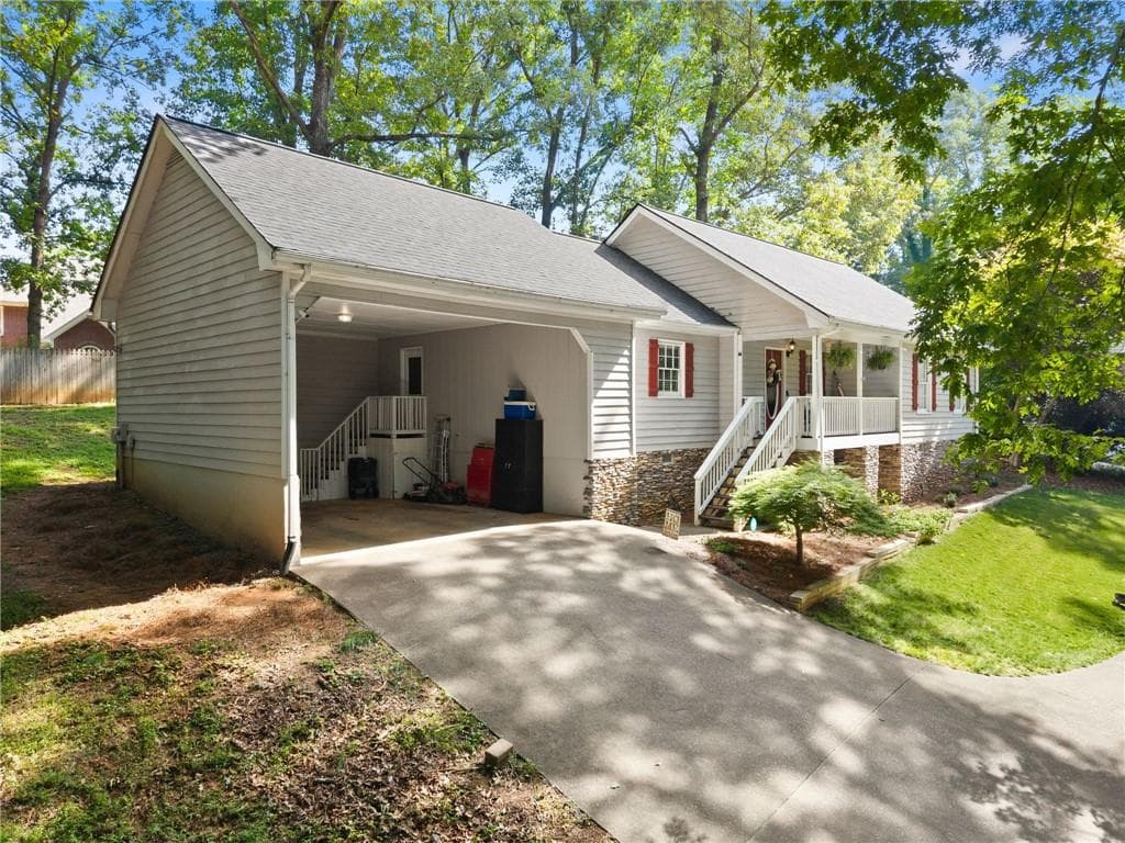 3 bedroom, 2 bathroom, 2,058 sq ft single family residence for sale at 4002 Sundown Drive, Gainesville, GA 30506 — photo 3