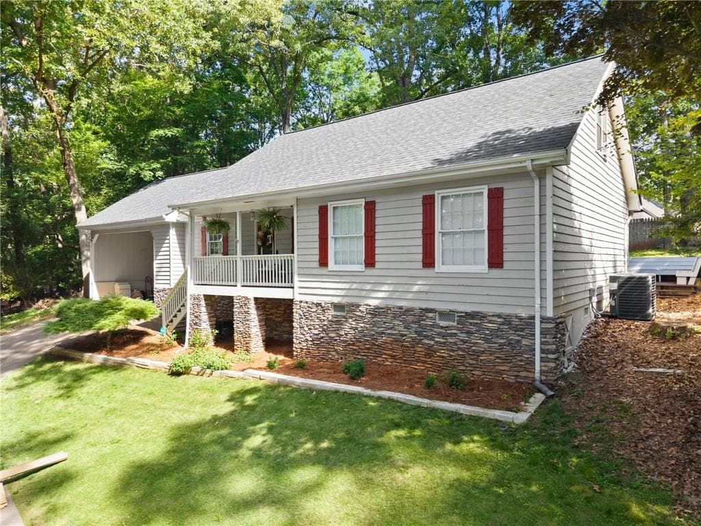 3 bedroom, 2 bathroom, 2,058 sq ft single family residence for sale at 4002 Sundown Drive, Gainesville, GA 30506 — photo 4