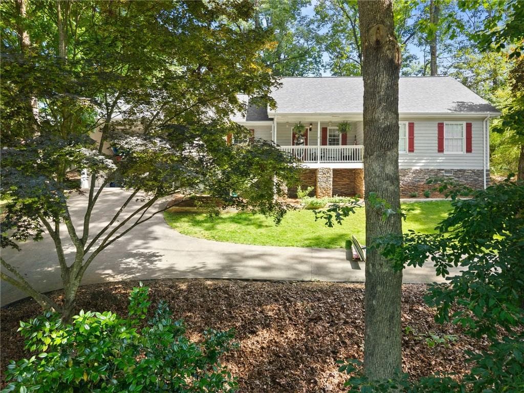 3 bedroom, 2 bathroom, 2,058 sq ft single family residence for sale at 4002 Sundown Drive, Gainesville, GA 30506 — photo 7