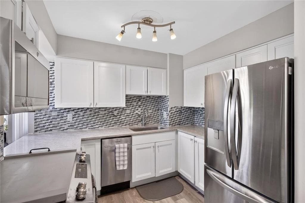 2 bedroom, 2 bathroom, 1,062 sq ft condominium for sale at 2479 Peachtree Road 214, Atlanta, GA 30305 — photo 2