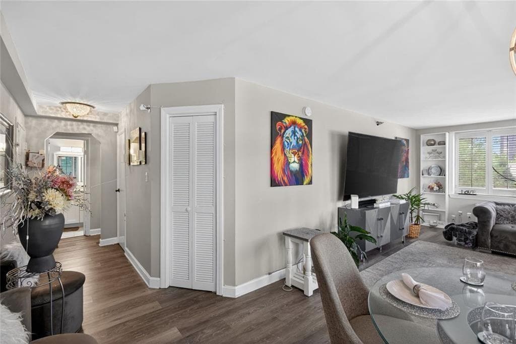 2 bedroom, 2 bathroom, 1,062 sq ft condominium for sale at 2479 Peachtree Road 214, Atlanta, GA 30305 — photo 3