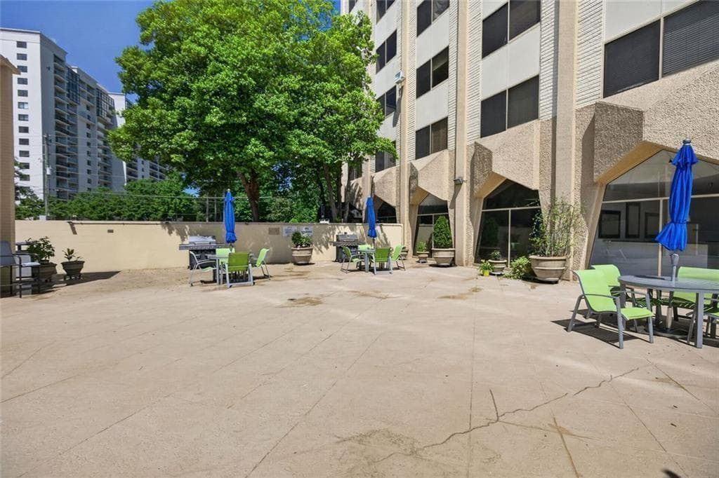 2 bedroom, 2 bathroom, 1,062 sq ft condominium for sale at 2479 Peachtree Road 214, Atlanta, GA 30305 — photo 4