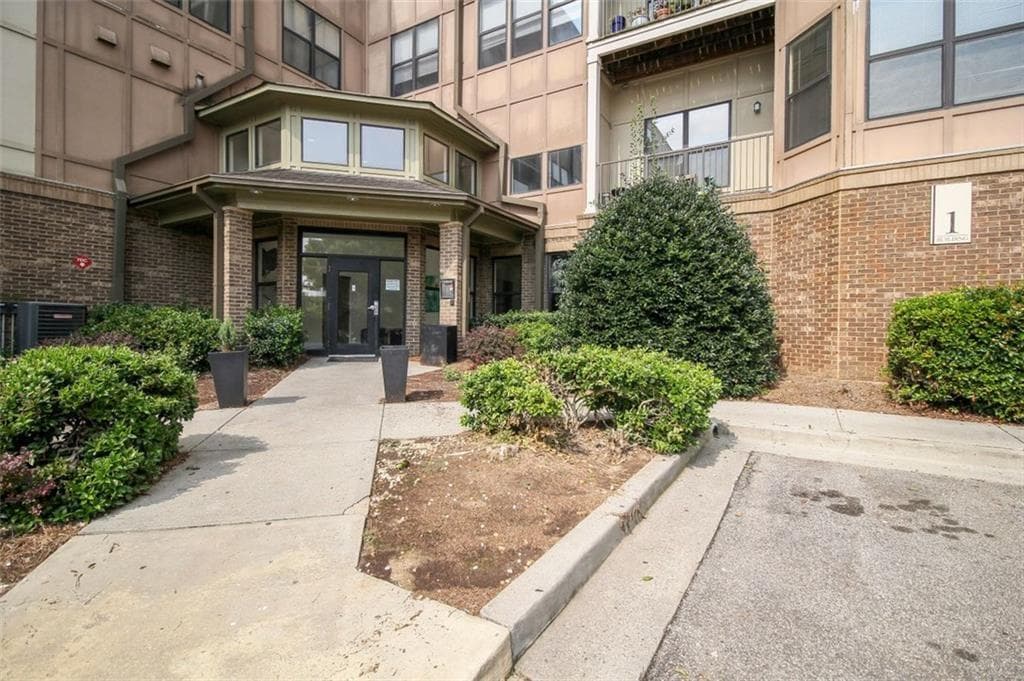 1 bedroom, 1 bathroom, 898 sq ft condominium for sale at 898 Oak Street 1211, Atlanta, GA 30310 — photo 2