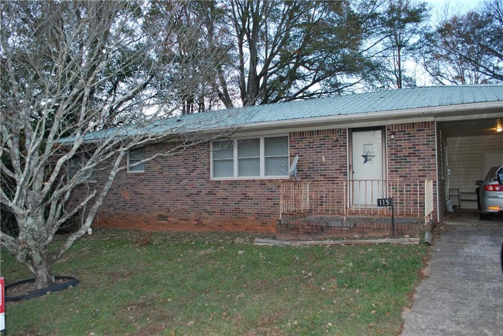 3 bedroom, 2 bathroom, 1,685 sq ft single family residence under contract at 115 Wood Street, Cornelia, GA 30531