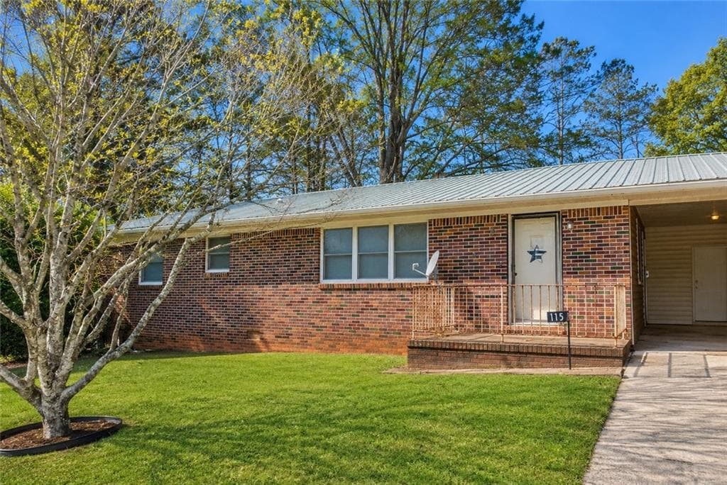 3 bedroom, 2 bathroom, 1,685 sq ft single family residence under contract at 115 Wood Street, Cornelia, GA 30531 — photo 2