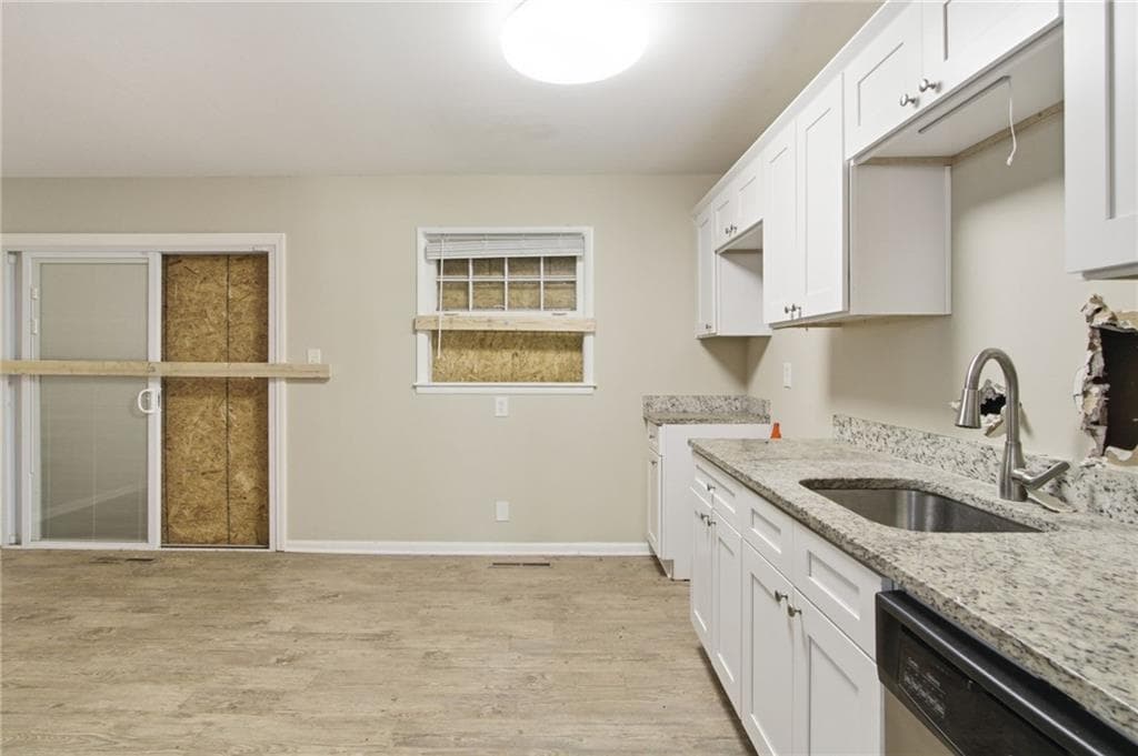 4 bedroom, 2 bathroom, 1,750 sq ft single family residence for sale at 4326 Aldergate Drive, Decatur, GA 30035 — photo 5