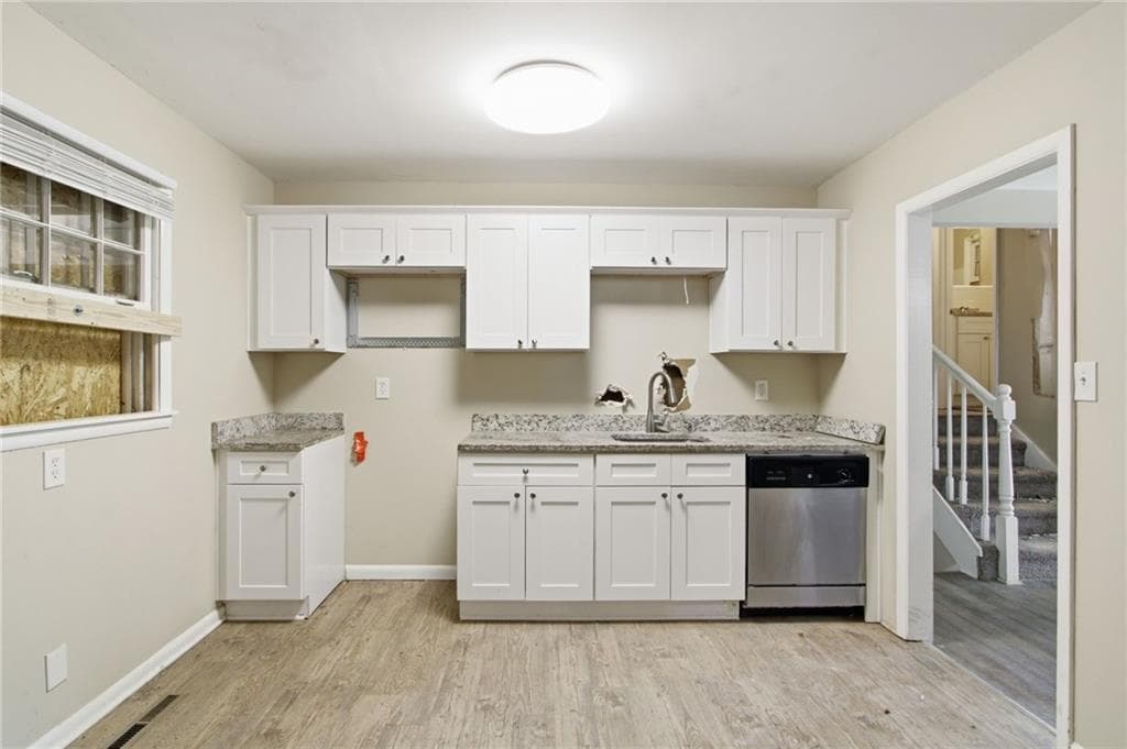 4 bedroom, 2 bathroom, 1,750 sq ft single family residence for sale at 4326 Aldergate Drive, Decatur, GA 30035 — photo 6