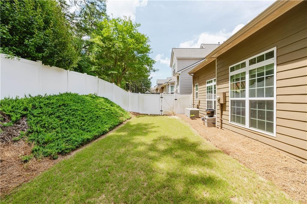 3 bedroom, 3 bathroom, 1,827 sq ft townhouse for sale at 2692 Sardis Chase Court, Buford, GA 30519 — photo 4