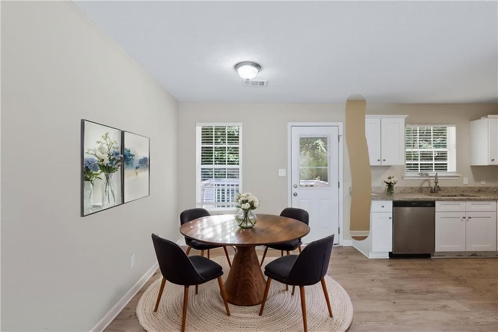 3 bedroom, 2 bathroom, 1,528 sq ft single family residence under contract at 2378 Mills Bend, Decatur, GA 30034 — photo 3