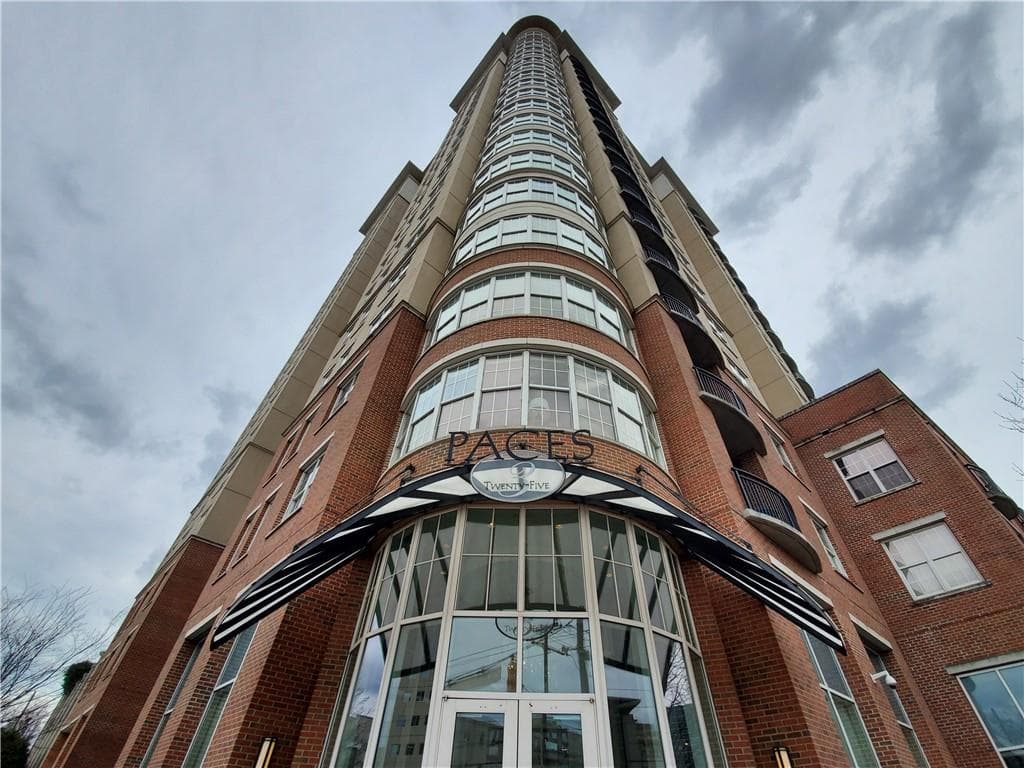 1 bedroom, 1 bathroom, 869 sq ft condominium for rent at 325 E Paces Ferry Road 2104, Atlanta, GA 30305 for $1,695 a month — photo 1 of 46