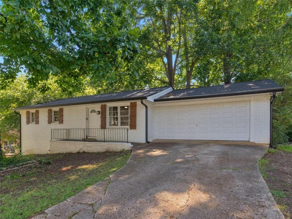 3 bedroom, 2 bathroom, 1,075 sq ft single family residence for sale at 3790 Sweetbriar Circle, Lithia Springs, GA 30122