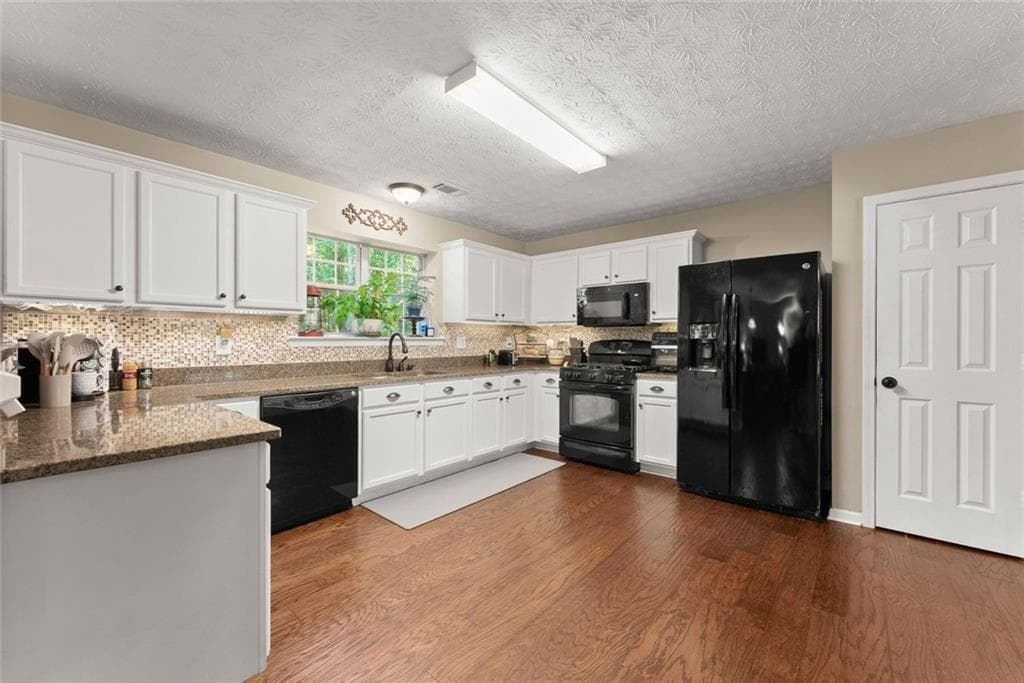 3 bedroom, 3 bathroom, 2,000 sq ft single family residence for sale at 5760 Woodstone Drive, Cumming, GA 30028 — photo 8