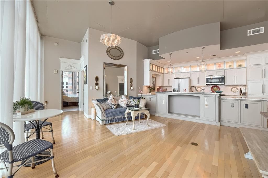 2 bedroom, 2 bathroom, 1,260 sq ft condominium for sale at 950 W Peachtree Street 2003, Atlanta, GA 30309 — photo 4