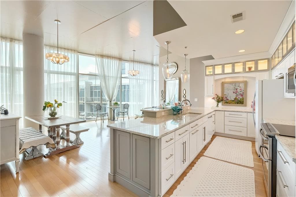 2 bedroom, 2 bathroom, 1,260 sq ft condominium for sale at 950 W Peachtree Street 2003, Atlanta, GA 30309 — photo 6