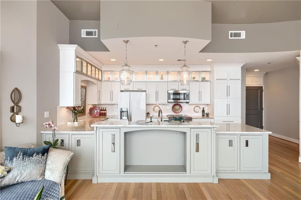 2 bedroom, 2 bathroom, 1,260 sq ft condominium for sale at 950 W Peachtree Street 2003, Atlanta, GA 30309 — photo 9