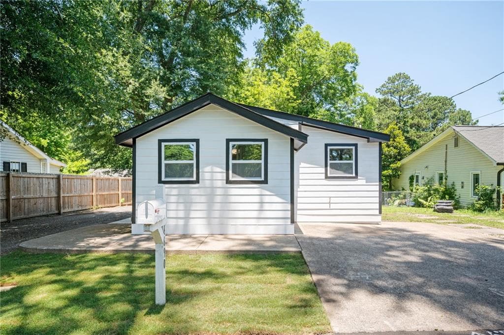 2 bedroom, 1 bathroom, 670 sq ft single family residence under contract at 4690 Fowler Street, Acworth, GA 30101 — photo 2