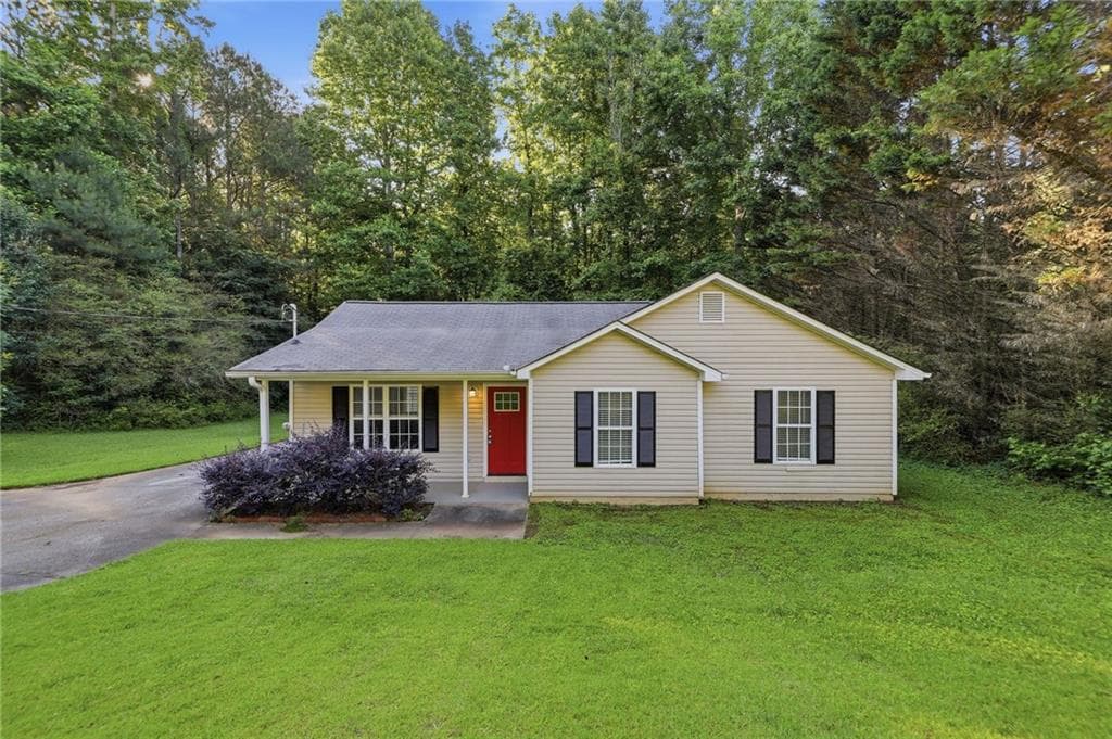3 bedroom, 2 bathroom, 1,115 sq ft single family residence under contract at 572 Southern Trace Drive, Rockmart, GA 30153