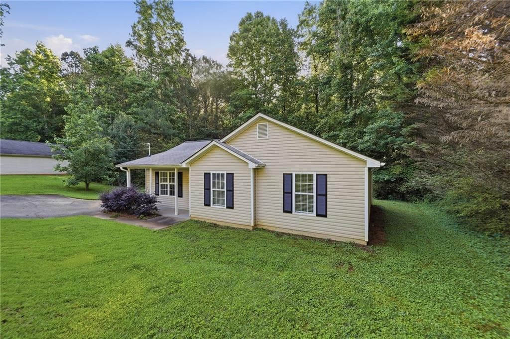 3 bedroom, 2 bathroom, 1,115 sq ft single family residence under contract at 572 Southern Trace Drive, Rockmart, GA 30153 — photo 2