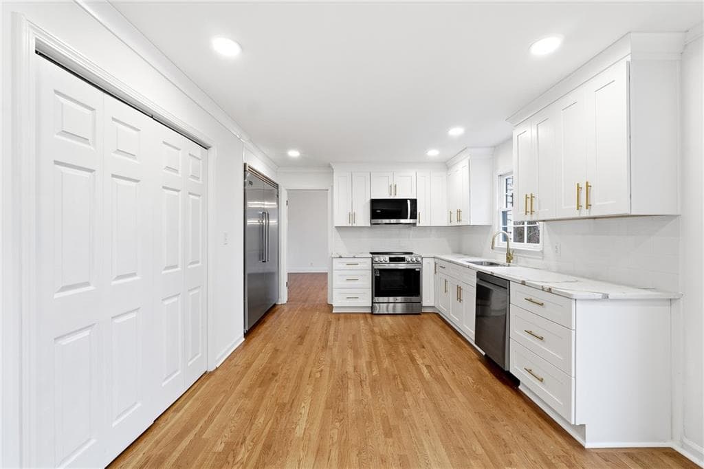 5 bedroom, 4 bathroom, 3,712 sq ft single family residence for sale at 2958 Applewood Court, Atlanta, GA 30345 — photo 7
