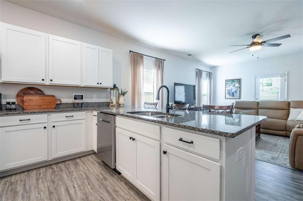 4 bedroom, 3 bathroom, 2,203 sq ft single family residence under contract at 10 Majestic Oaks Way, Rome, GA 30165 — photo 8