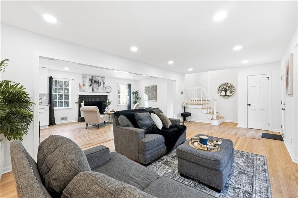 4 bedroom, 2 bathroom, 2,239 sq ft single family residence for sale at 2520 Overlook Way, Atlanta, GA 30345 — photo 6