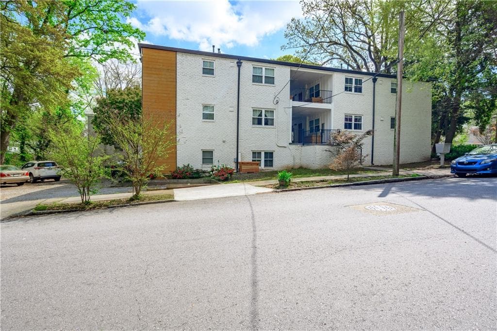 2 bedroom, 2 bathroom, 1,300 sq ft apartment for rent at 880 Saint Charles Avenue 10, Atlanta, GA 30306 for $2,300 a month — photo 1 of 20