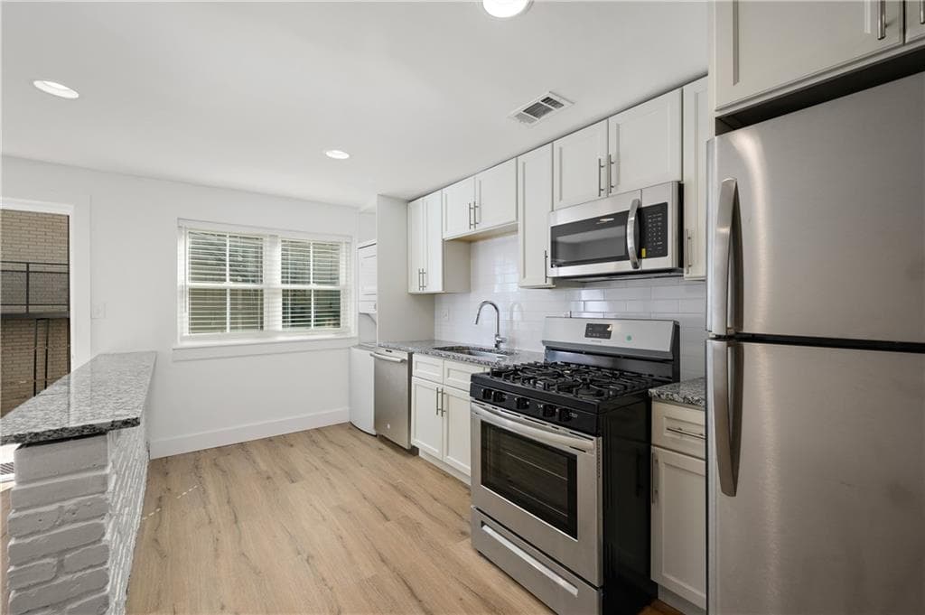 2 bedroom, 2 bathroom, 1,300 sq ft apartment for rent at 880 Saint Charles Avenue 10, Atlanta, GA 30306 for $2,300 a month — photo 4