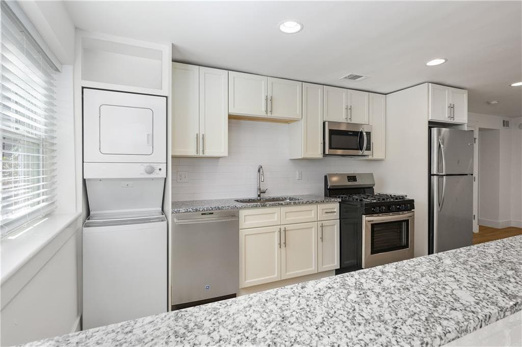2 bedroom, 2 bathroom, 1,300 sq ft apartment for rent at 880 Saint Charles Avenue 10, Atlanta, GA 30306 for $2,300 a month — photo 5