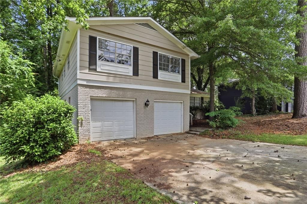 4 bedroom, 3 bathroom, 1,974 sq ft single family residence under contract at 2296 Aurie Drive, Decatur, GA 30034 — photo 2