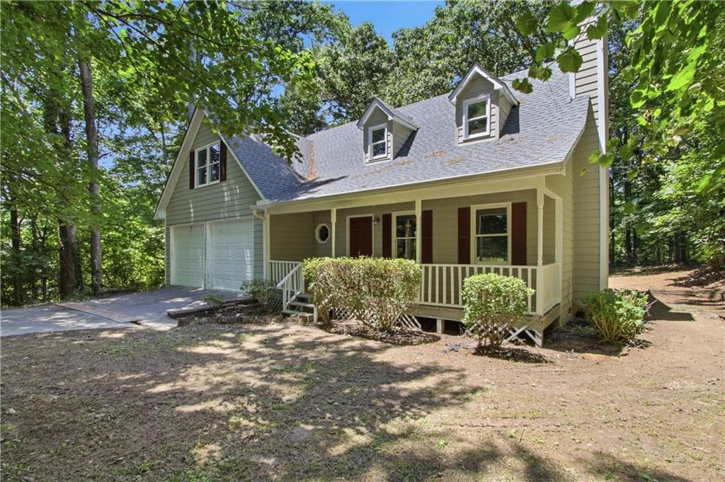 4 bedroom, 3 bathroom, 1,910 sq ft single family residence for sale at 104 West Lane, Calhoun, GA 30701 — photo 2
