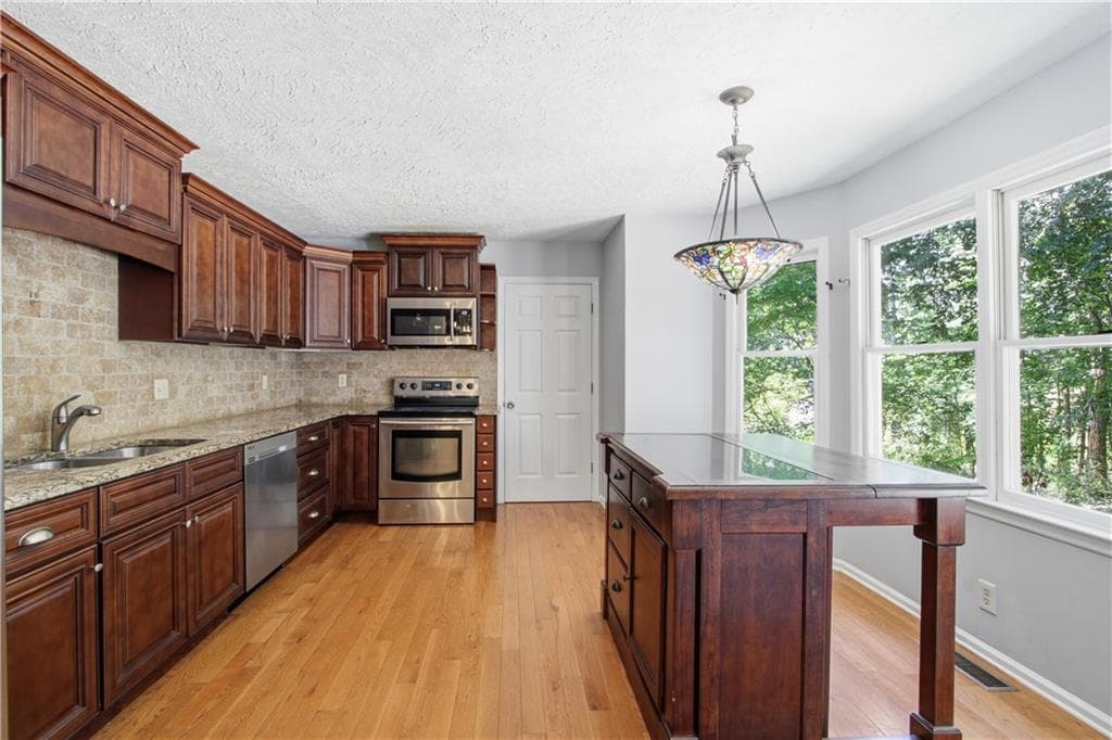 4 bedroom, 3 bathroom, 1,910 sq ft single family residence for sale at 104 West Lane, Calhoun, GA 30701 — photo 7