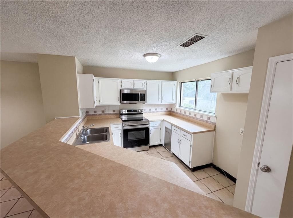 2 bedroom, 3 bathroom, 1,364 sq ft townhouse for sale at 3271 Tennington Place, Lawrenceville, GA 30044 — photo 2
