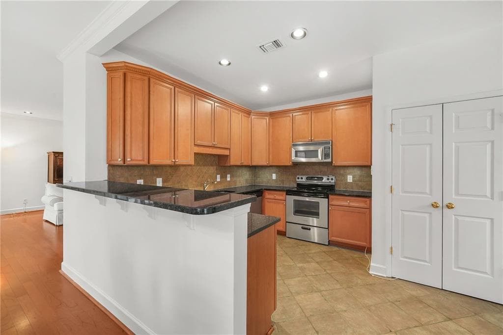 2 bedroom, 3 bathroom, 1,730 sq ft condominium for sale at 3071 Lenox Road 11, Atlanta, GA 30324 — photo 10