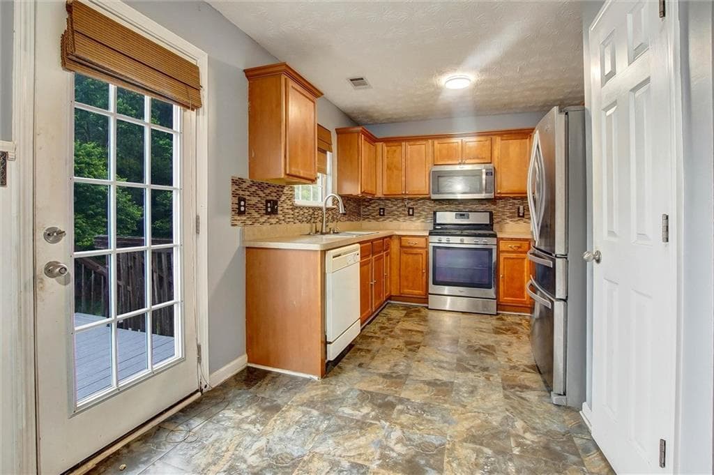 3 bedroom, 3 bathroom, 1,548 sq ft single family residence under contract at 4258 Grant Forest Circle, Ellenwood, GA 30294 — photo 8