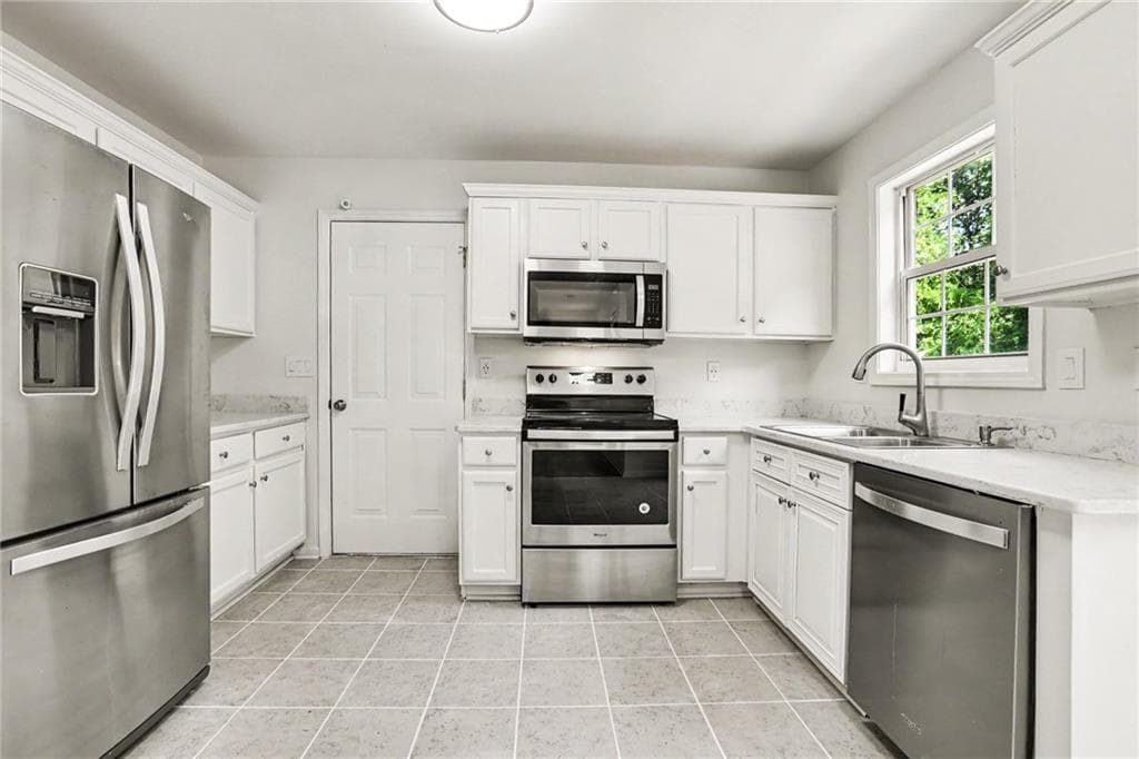 4 bedroom, 4 bathroom, 2,499 sq ft single family residence for sale at 975 Riverside Walk Crossing, Sugar Hill, GA 30518 — photo 2