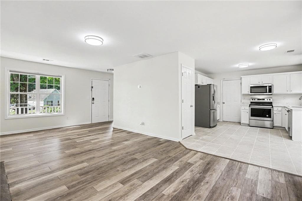 4 bedroom, 4 bathroom, 2,499 sq ft single family residence for sale at 975 Riverside Walk Crossing, Sugar Hill, GA 30518 — photo 9
