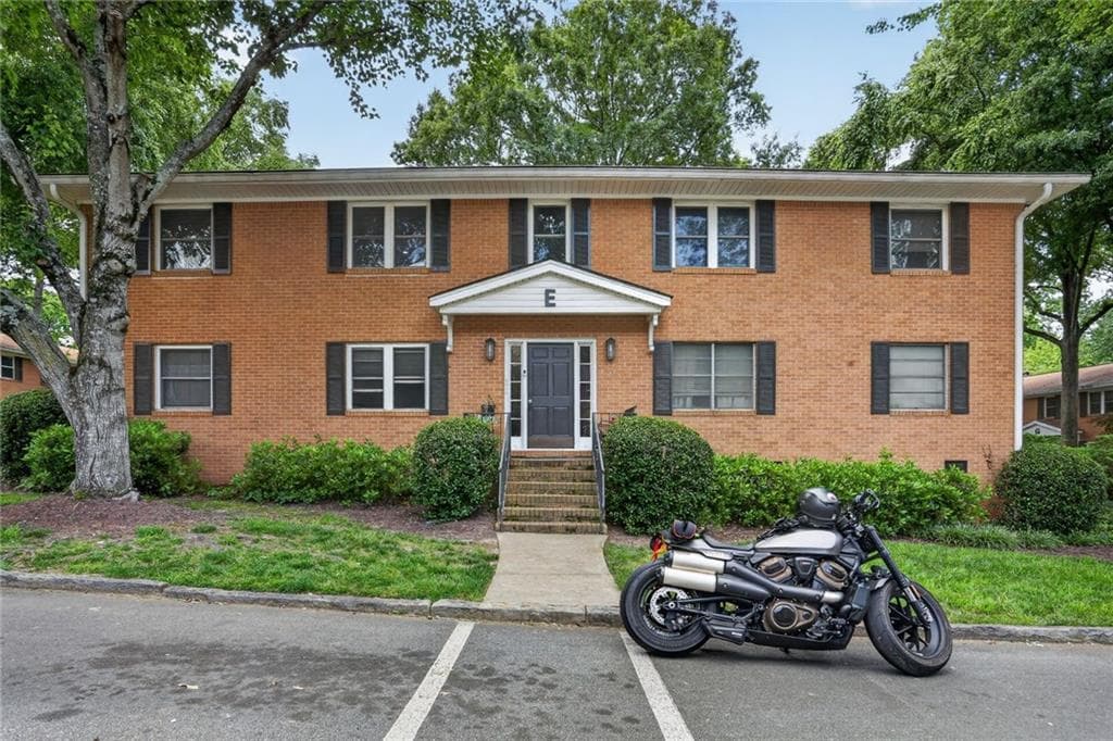 2 bedroom, 2 bathroom, 990 sq ft condominium for sale at 3510 Roswell Road E2, Atlanta, GA 30305