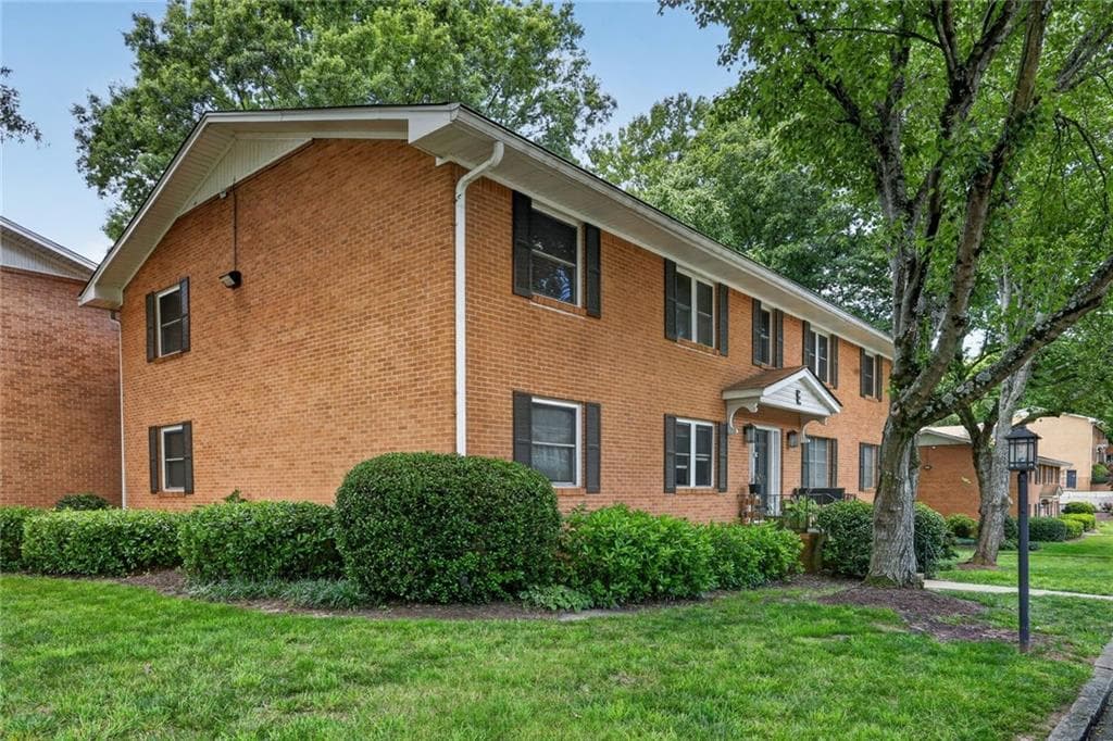 2 bedroom, 2 bathroom, 990 sq ft condominium for sale at 3510 Roswell Road E2, Atlanta, GA 30305 — photo 2